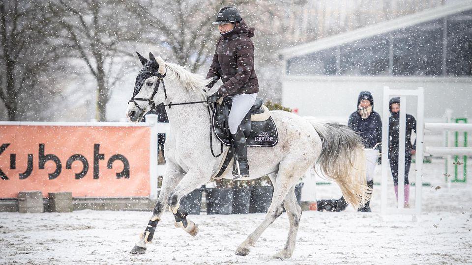 Parkury na sněhu. Jezdce od startu ve Zduchovicích počasí neodradilo