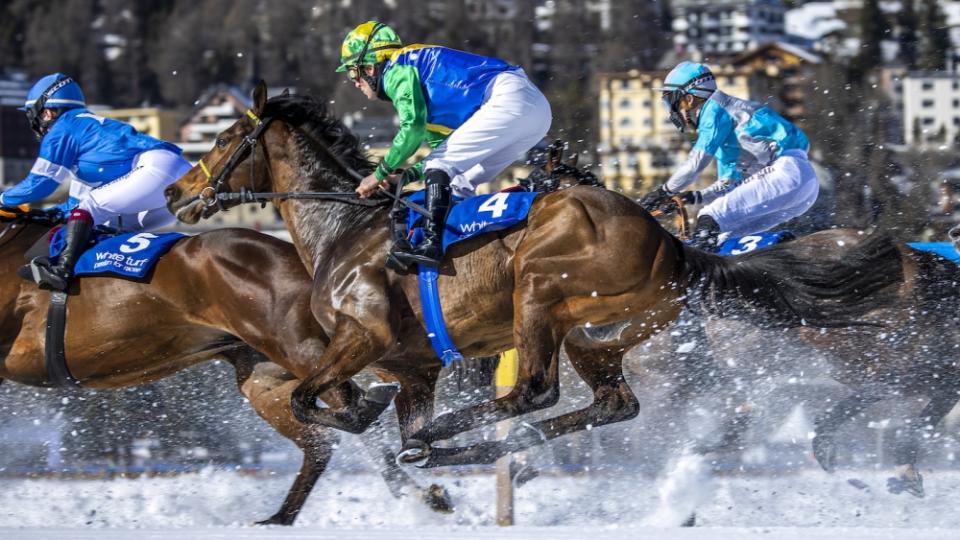Teplá zima hatí dostihy na sněhu. Pořadatelé White Turfu se ale nevzdávají