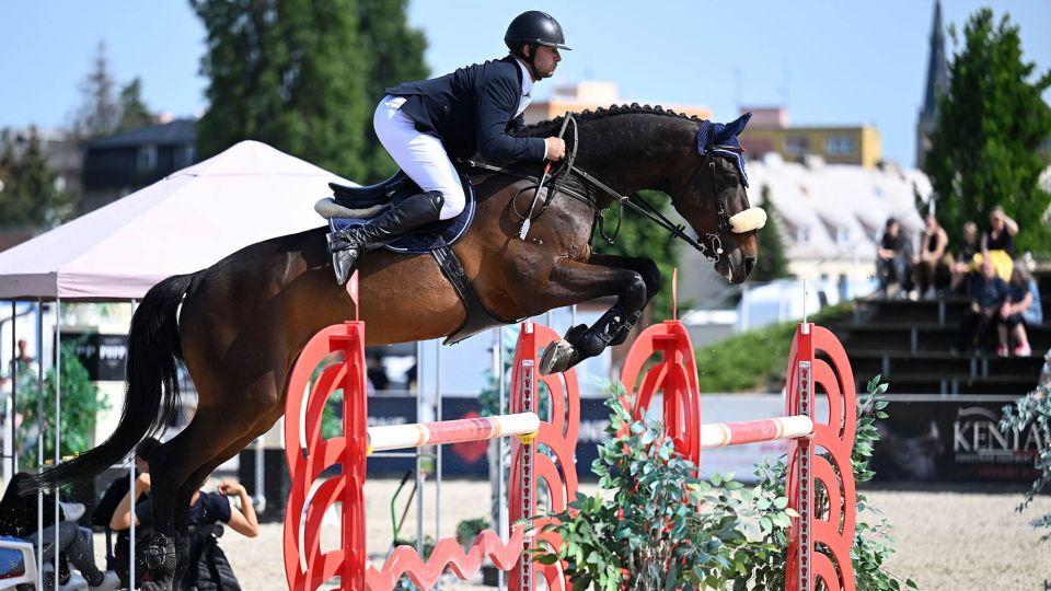 Pět jezdců v rozeskakování Ceny města Olomouce. Zvítězil Radek Šídlo
